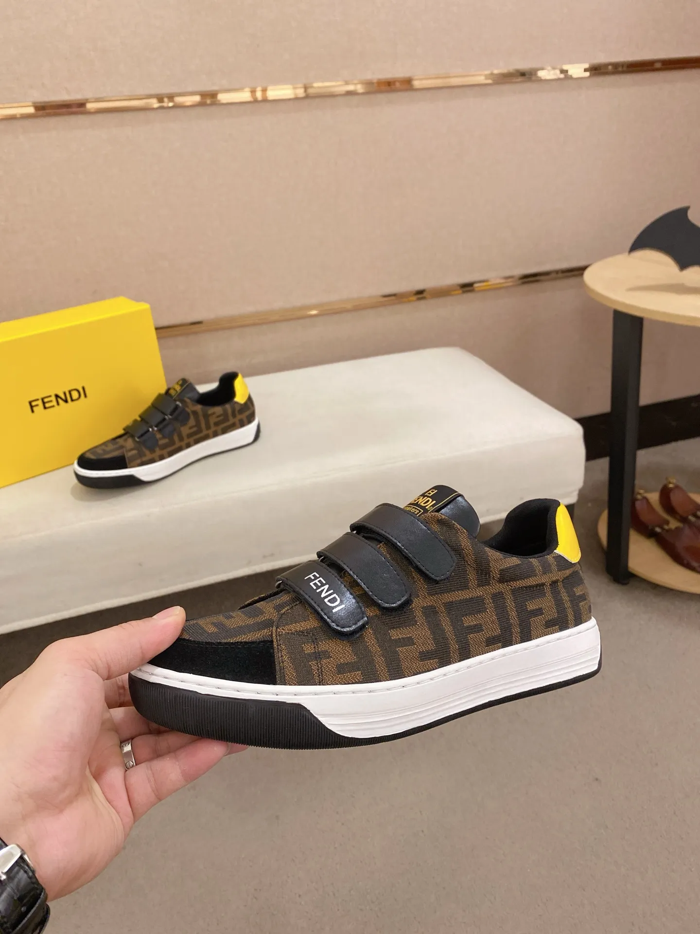 Men's shoes 💰 400💰 (FENDI) New high-top 👊🏻 upper 🇮🇹 imported cowhide fabric 🇩🇪 lining imported sheepskin lining. The original outsole is molded to highlight the identity of every man, and the upper foot is stable and stable🚶🏻🚶🏻The high-end custom counters reproduce the original version📯No matter the wind or rain, the shoe last remains unchanged and can withstand the verification of time🔍️,🔵 Size: 38-44 (45 is custom-made and cannot be returned or exchanged